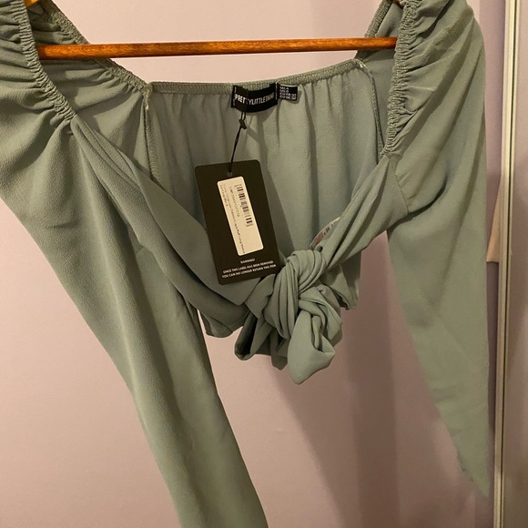 ✨ NWT - Pretty Little Thing Long Sleeves Top✨ - Picture 3 of 3